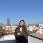 Chica con certificado C1 imparte clases a niños y adolescentes